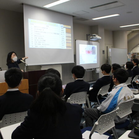 ２年生 メディアセンターで「読書のまとめ」。