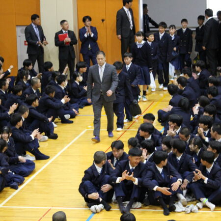 始業式・対面式を行いました。