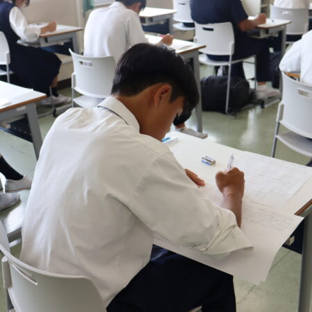 前期中間試験が行われています。