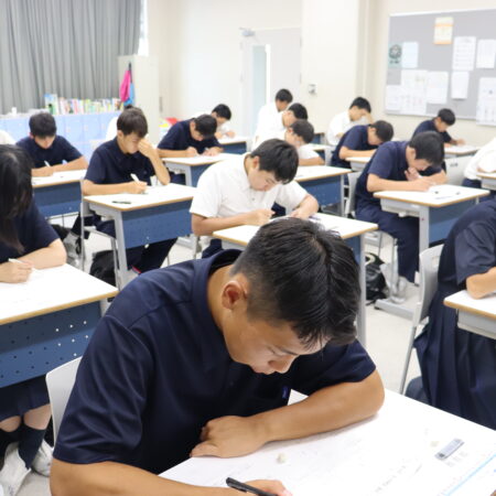 夏休みの課題試験を実施しました。