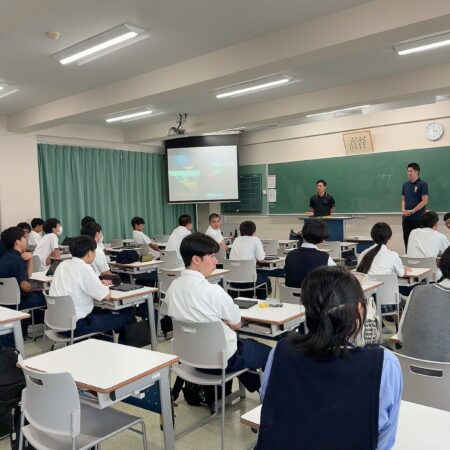 ３年生 卒業生講演会に参加しました。