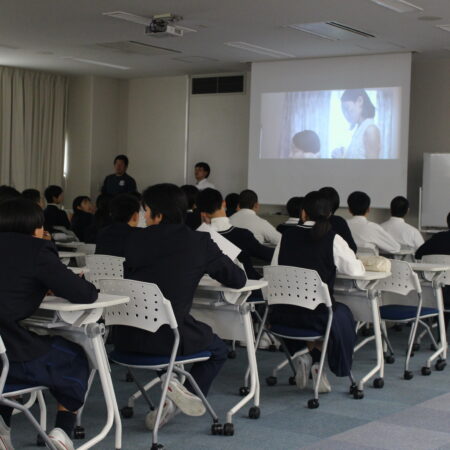 ３年生　人権教育行事で映画「カランコエの花」を視聴しました