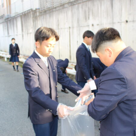 校内清掃・地域清掃を実施しました。