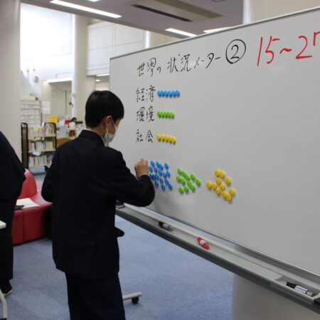 中1 SDGsカードゲームを実施しました。