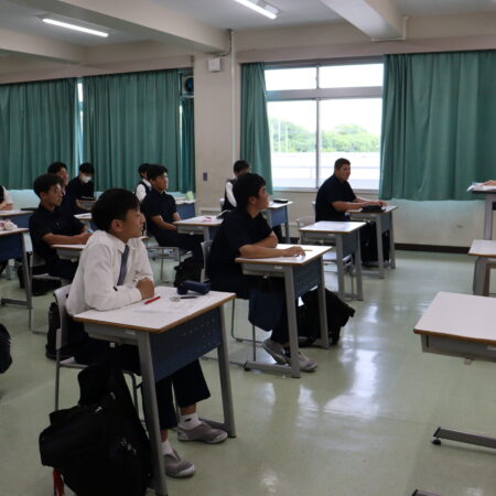 試験前の授業の様子を見に行きました